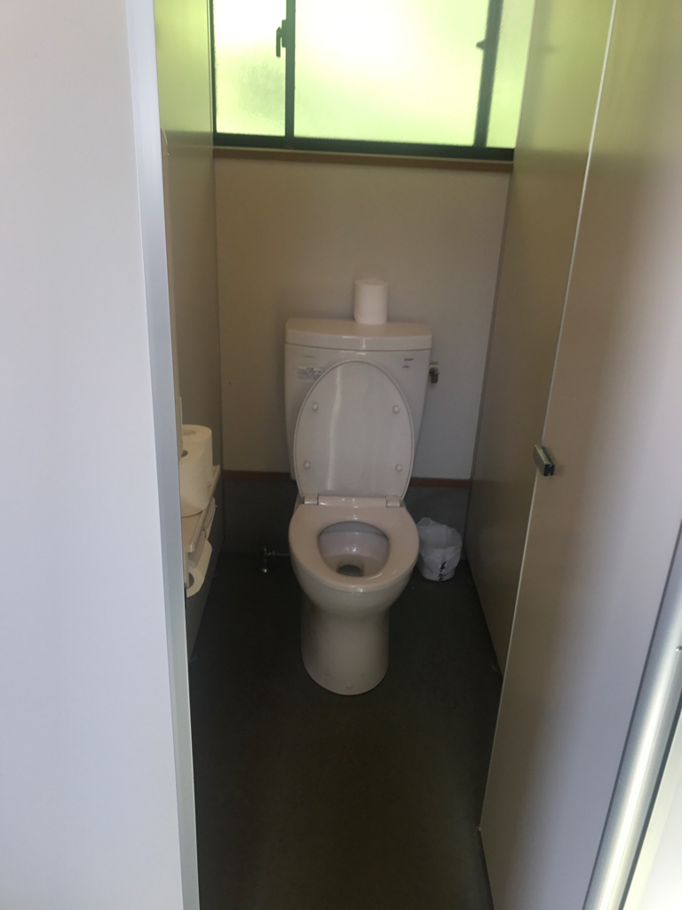白駒池駐車場の山トイレ写真2