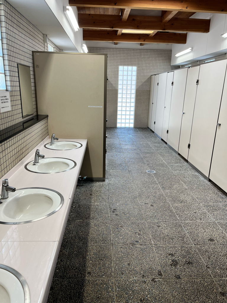平沢峠駐車場の山トイレ写真3
