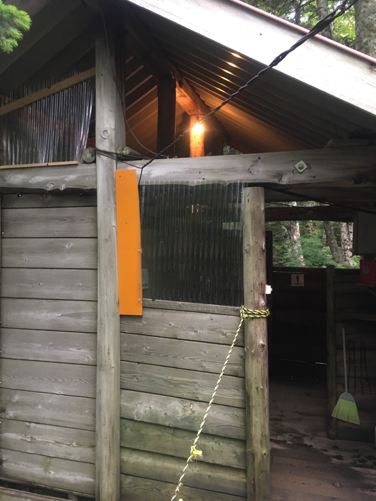 熊ノ平小屋の山トイレ写真2