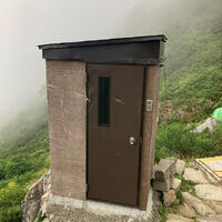針ノ木小屋　外トイレの登山トイレ