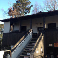 高尾山 山頂直下の登山トイレ